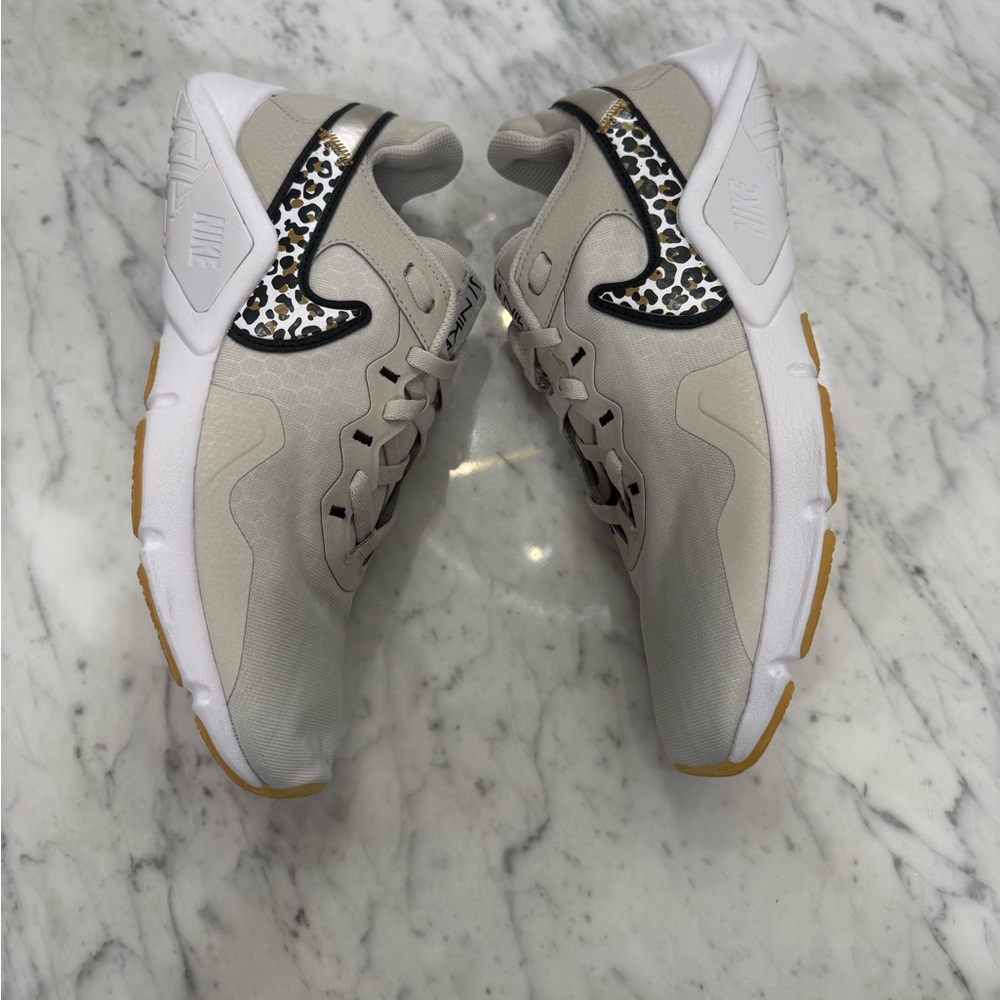 EXCELLENT Nike Legend Essential 2 Cream Sneakers with Leopard Print Size 9 - Picture 6 of 11